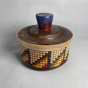 Small lidded box in basket illusion pattern