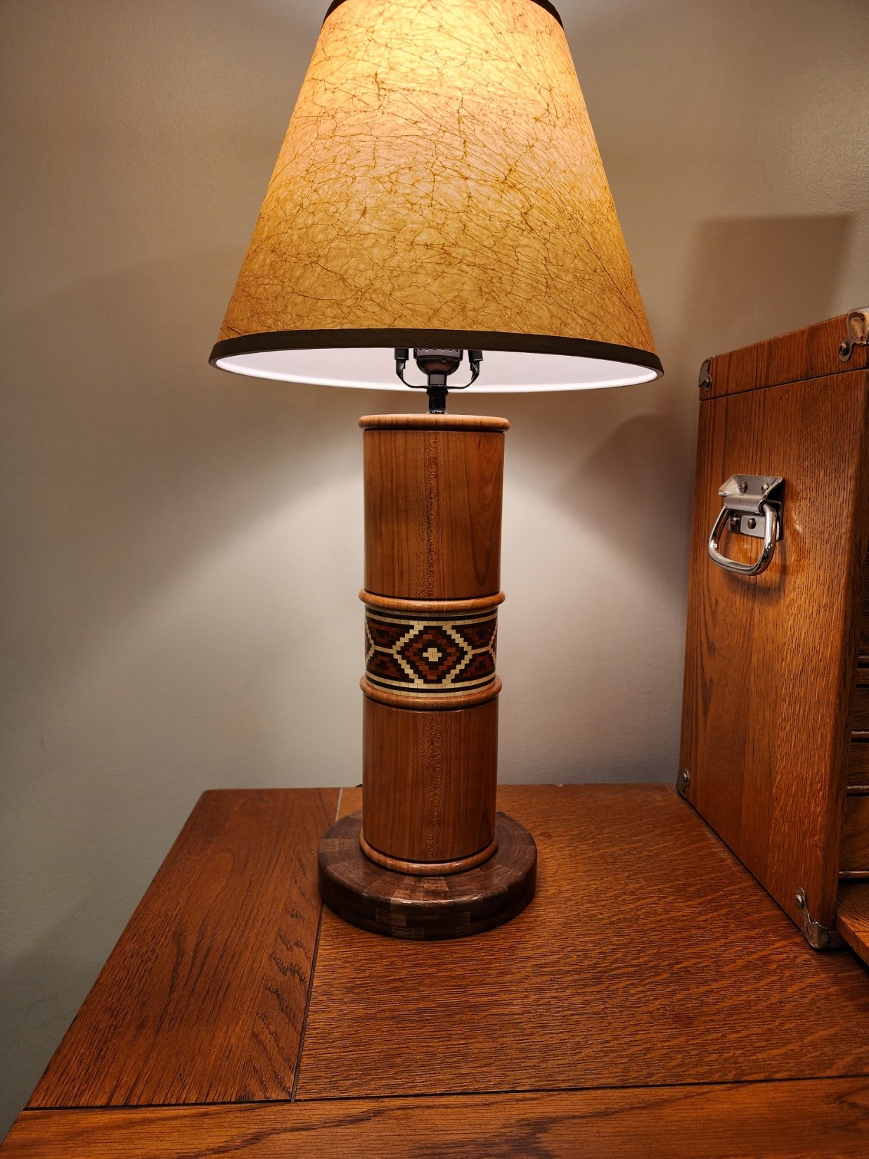 Lamp with Segmented Feature Ring