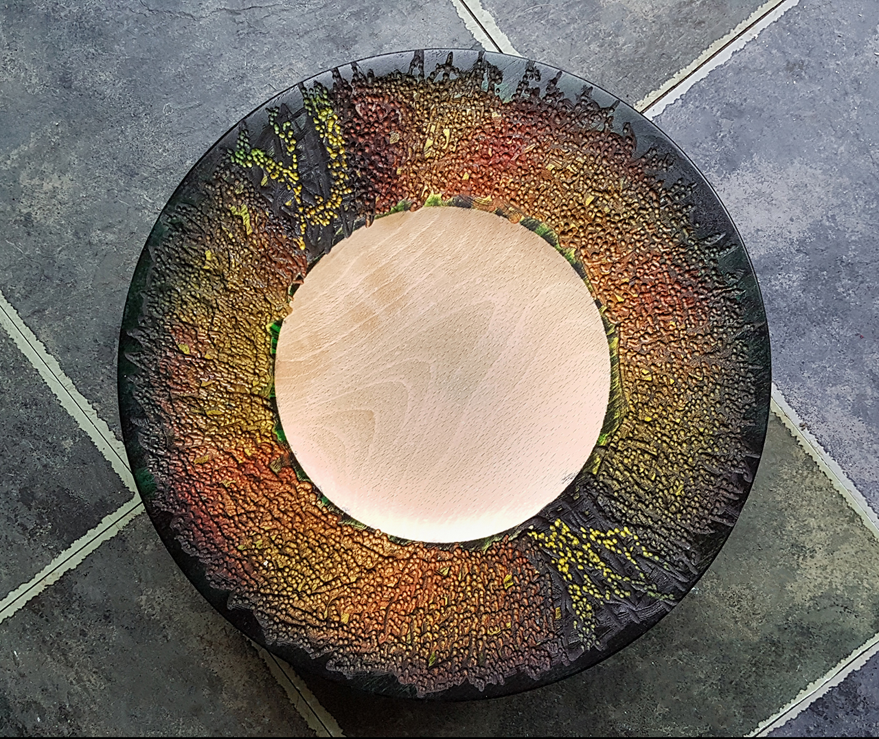 Textured, airbrushed platter rim