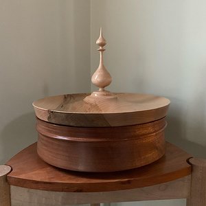 Lidded jewelry box