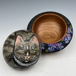 Tabby-cat box made of Cherry wood