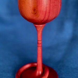 Goblet with captive ring