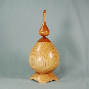 Oak_hollow_vessel_with_Mahogany_finial