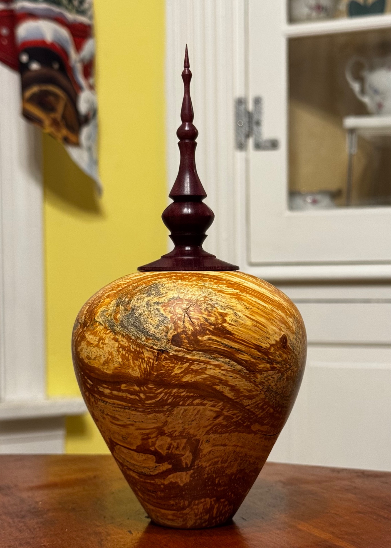 Hollow form with finial lid