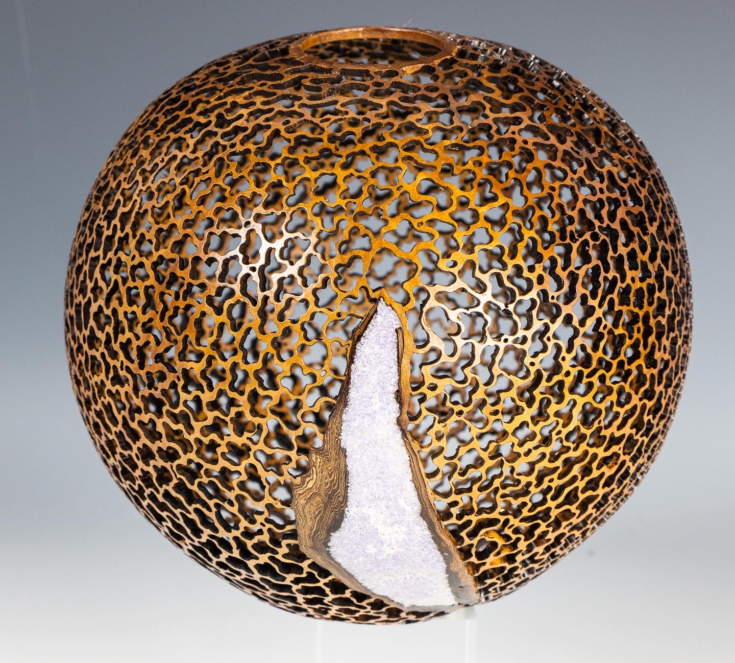 Hollow with inlay stones