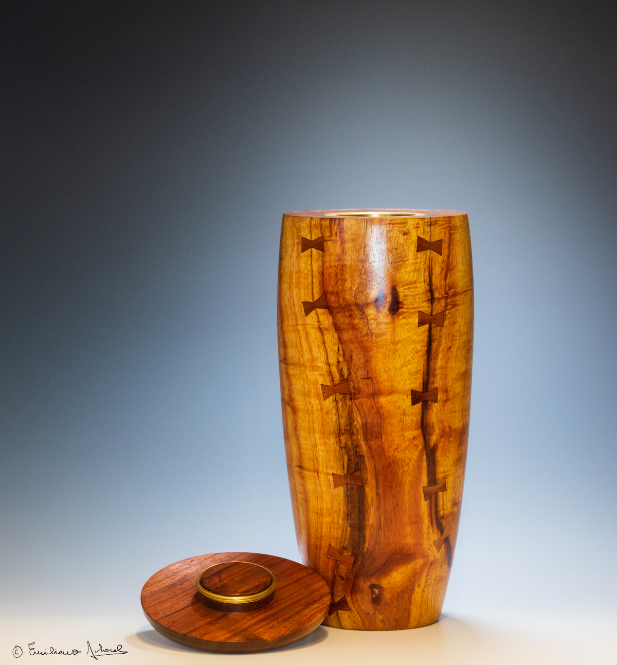 Koa urn, pewa side