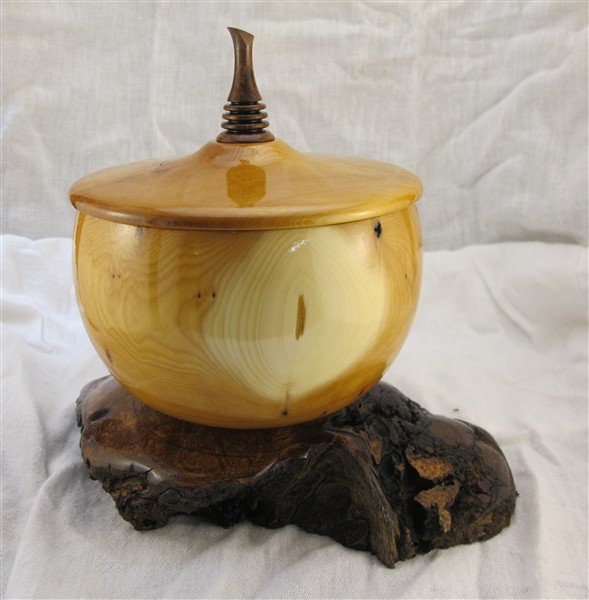 Lidded Bowl With stand