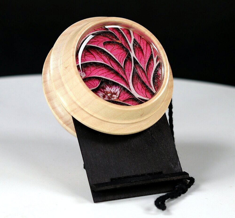 Maple yo-yo with 3-D effects