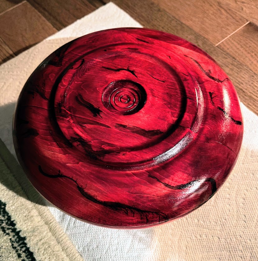 Red and gold dish bottom