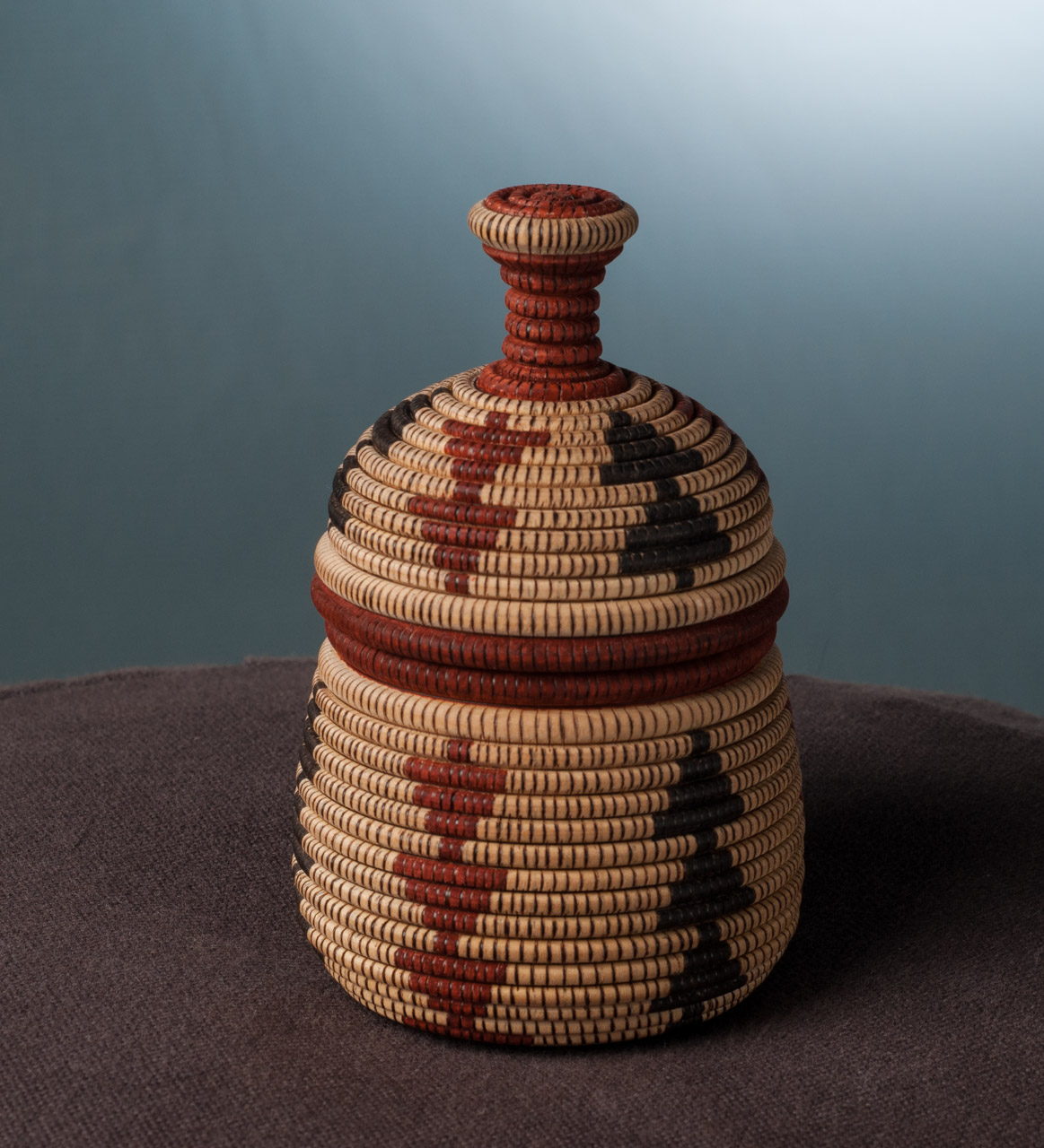 Small lidded box basket illusion