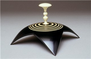 spin-top with starter handle and base