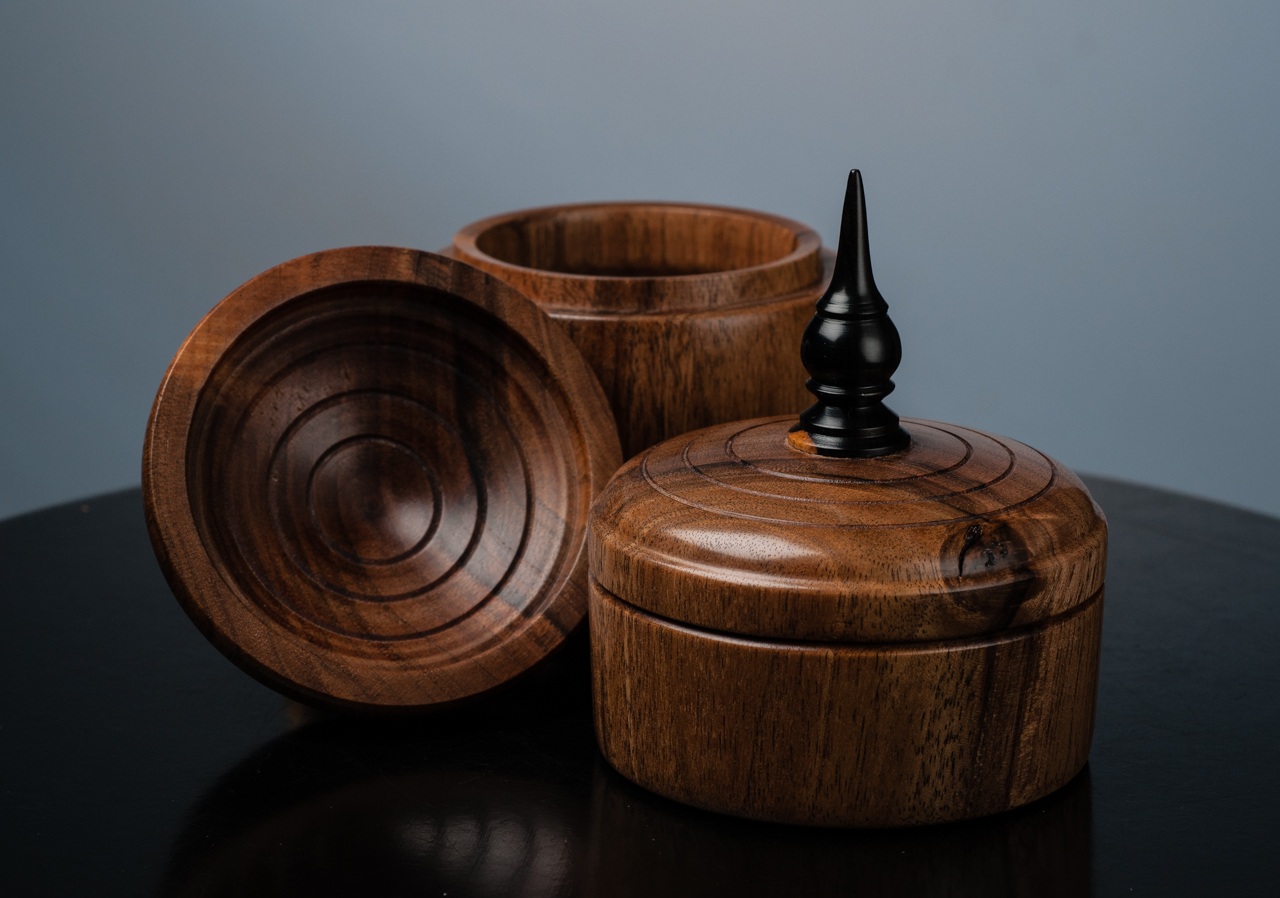 Two English walnut lidded boxes - detail lid