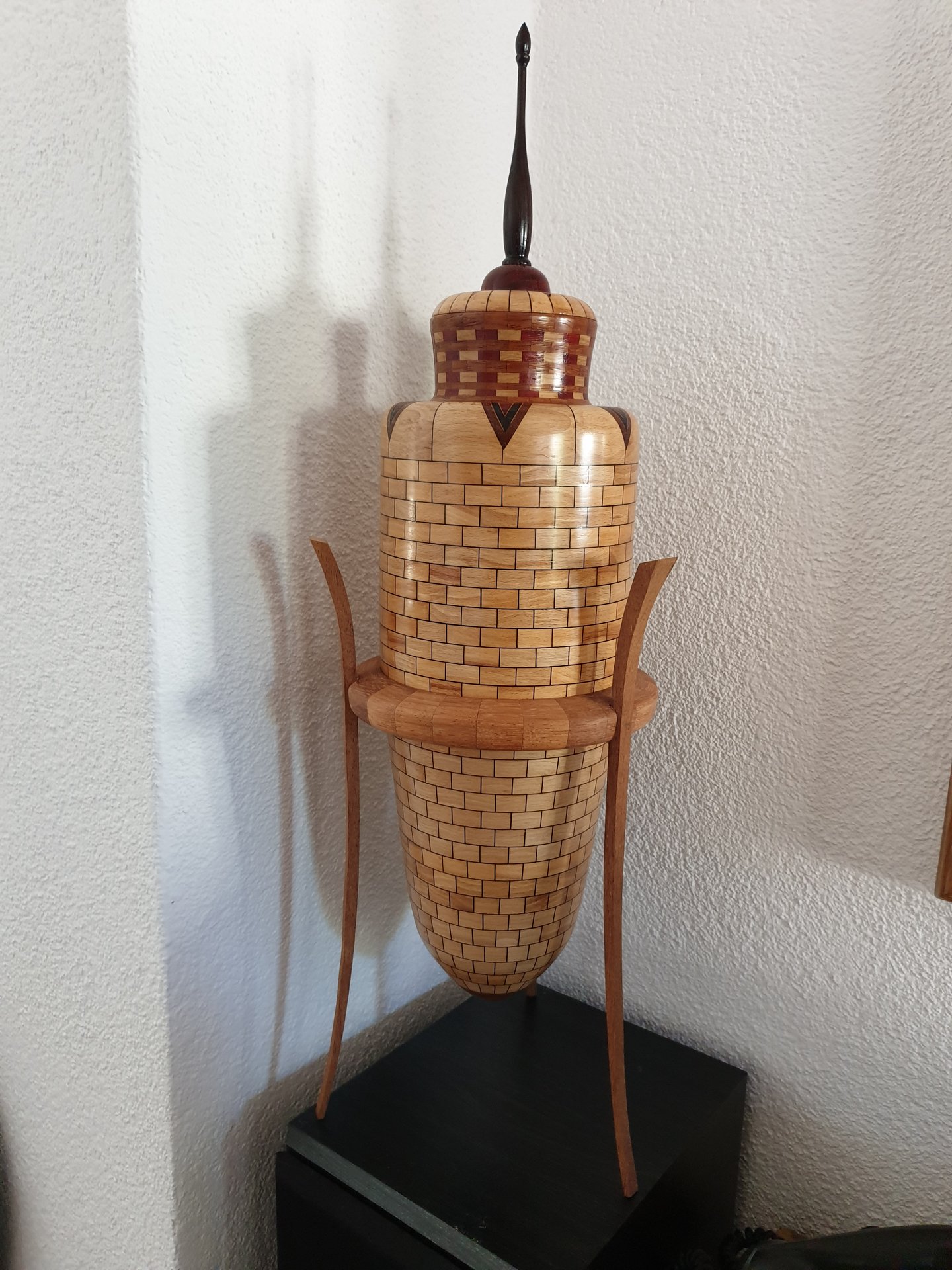 Vase/urn on a tripod stand
