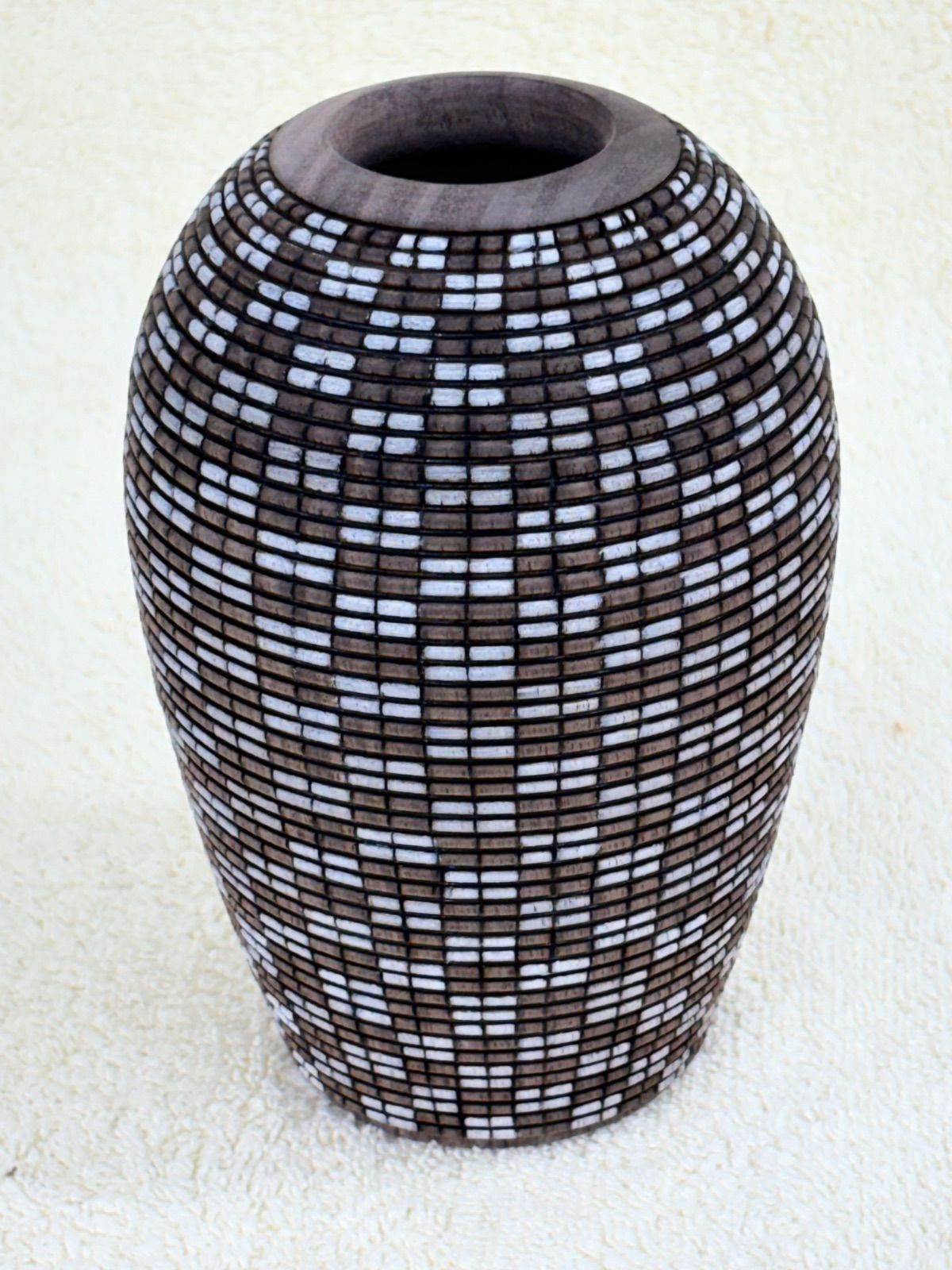 Walnut basket illusion