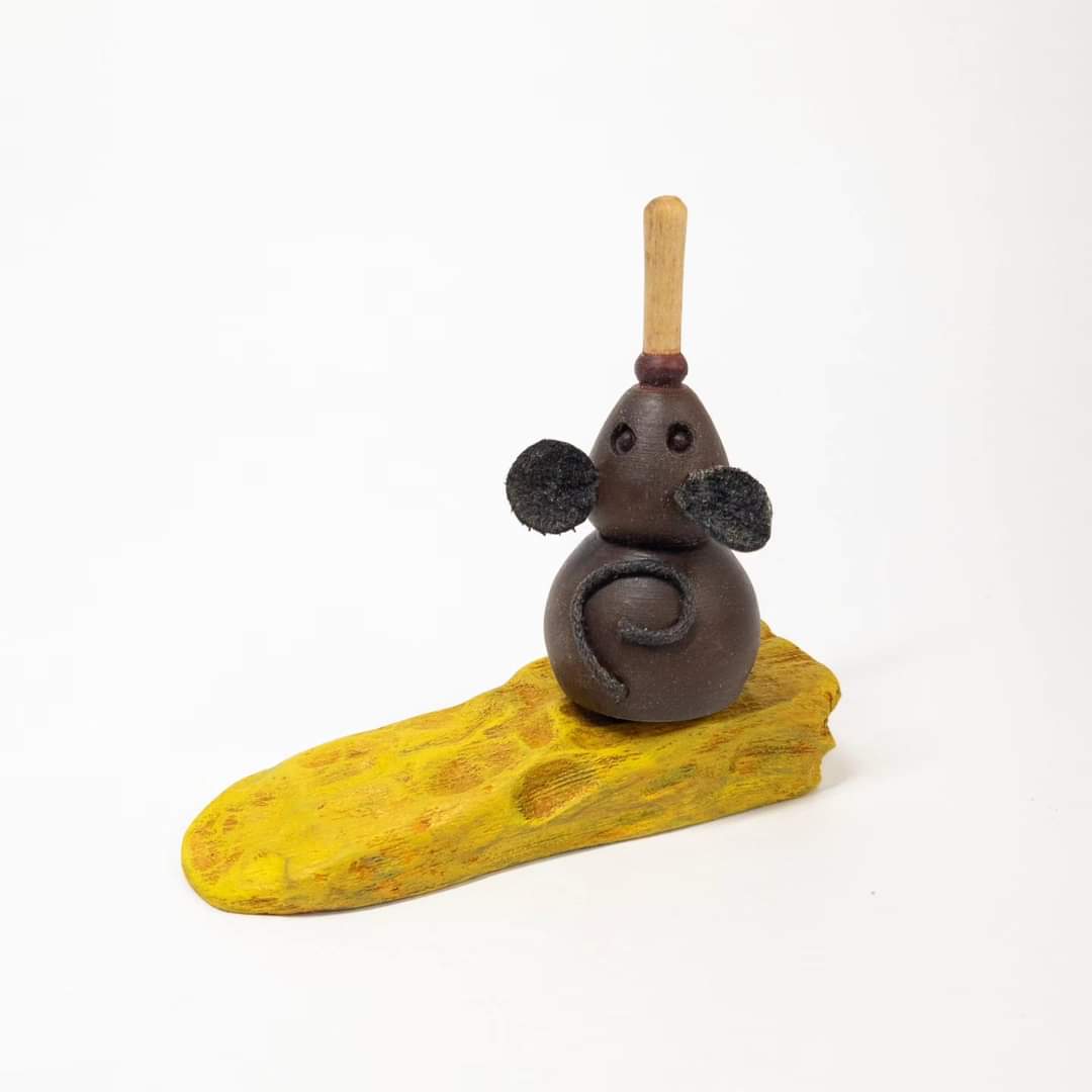 Wobbler top: Mouse with wedge of cheese